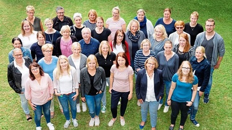 Engagierten sich 2017 auf vielfältige Weise für Menschen mit unterschiedlichen Problemen: Die Mitarbeiterinnen und Mitarbeiter des Diakonischen Werkes Emsland Grafschaft Bentheim. Foto: Iris Kersten dsc00945-gesamtteamjpg-jpg_201808261143_full.jpg