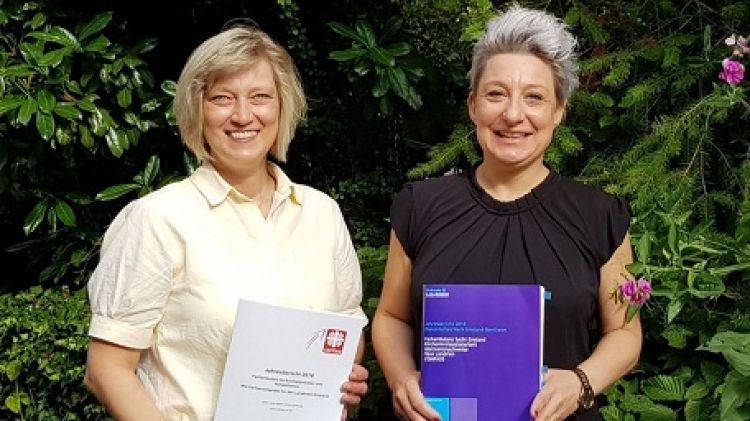 Gemeinsamer Kampf gegen Suchtprobleme: Die Leiterinnen der Fachambulanzen Marion Feldmann von der Caritas (links) und Alexandra Kemper von der Diakonie (rechts) stellen die Jahresberichte vor. Foto: Caritas
