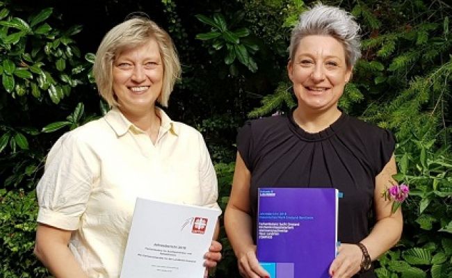 Gemeinsamer Kampf gegen Suchtprobleme: Die Leiterinnen der Fachambulanzen Marion Feldmann von der Caritas (links) und Alexandra Kemper von der Diakonie (rechts) stellen die Jahresberichte vor. Foto: Caritas