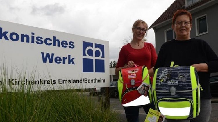 Unterstützen Familien beim Kauf von Schulmaterial (von links): Ulrike Appeldorn und Anne Coßmann-wübbel vom Diakonischen Werk Emsland Bentheim. Foto: Thomas Pertz