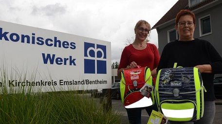 Unterstützen Familien beim Kauf von Schulmaterial (von links): Ulrike Appeldorn und Anne Coßmann-wübbel vom Diakonischen Werk Emsland Bentheim. Foto: Thomas Pertz