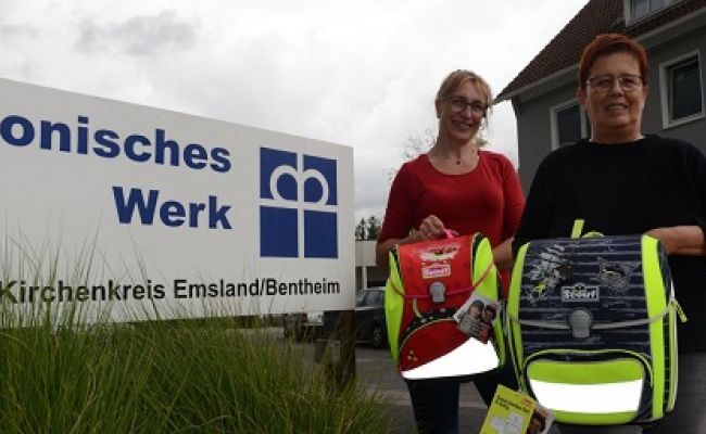 Unterstützen Familien beim Kauf von Schulmaterial (von links): Ulrike Appeldorn und Anne Coßmann-wübbel vom Diakonischen Werk Emsland Bentheim. Foto: Thomas Pertz